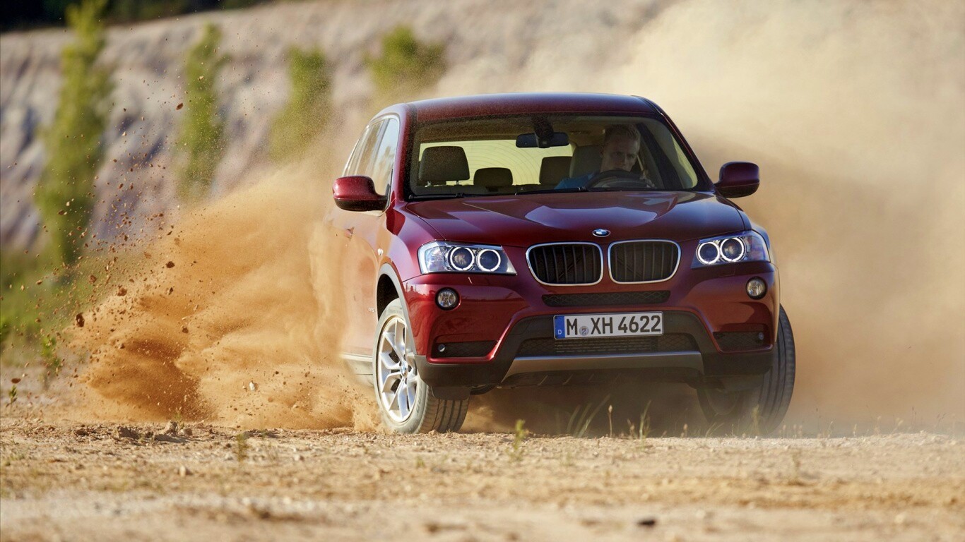 Кроссовер BMW в заносе обои