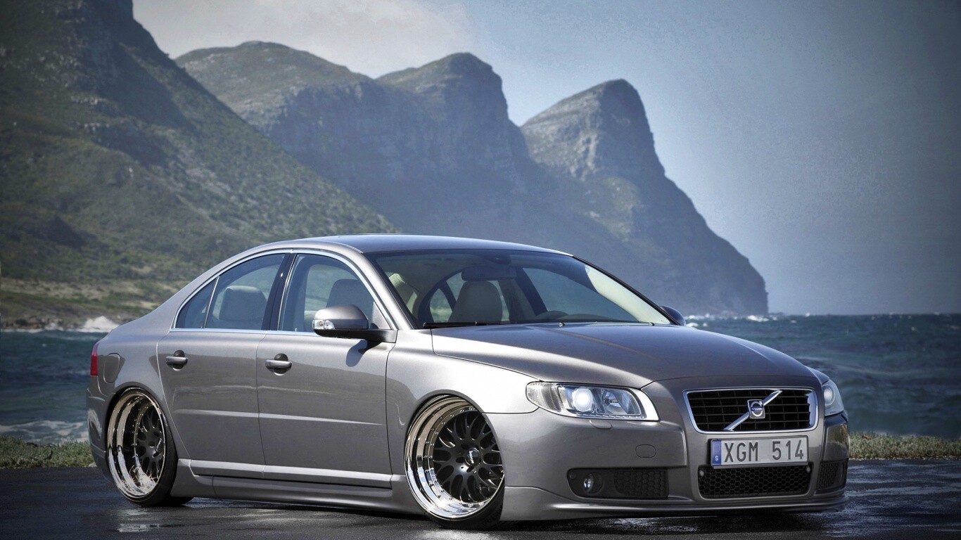 Вольво на берегу обои