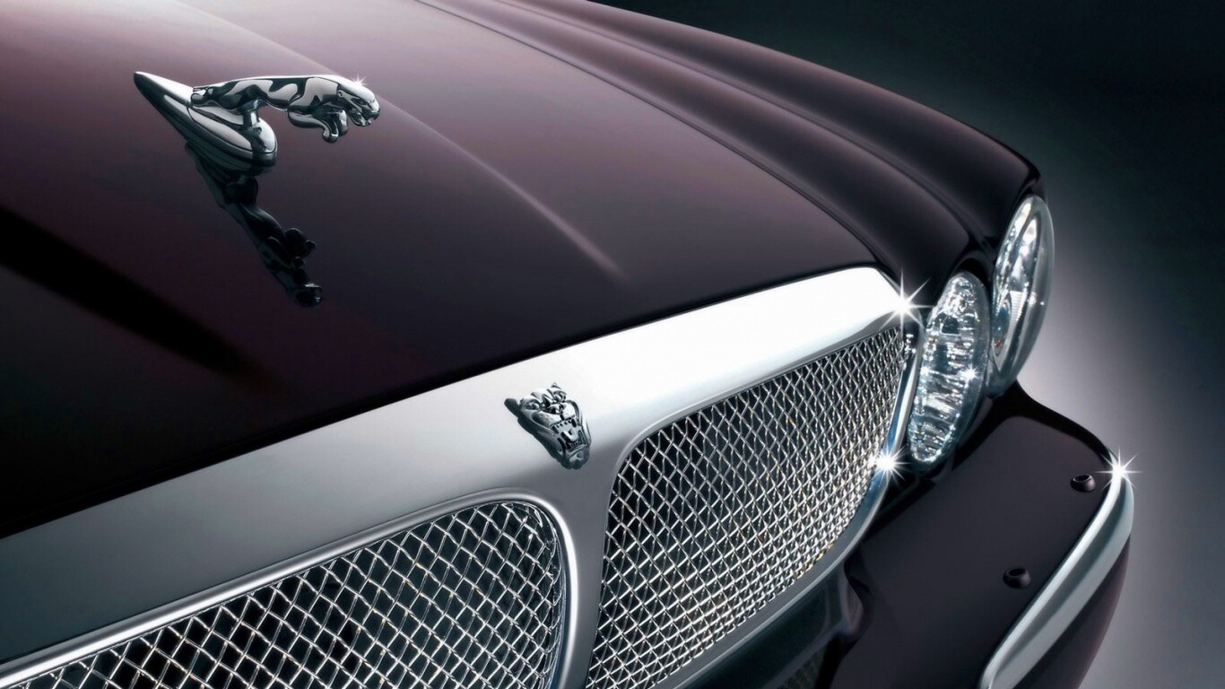 Капот и эмблема Ягуара обои