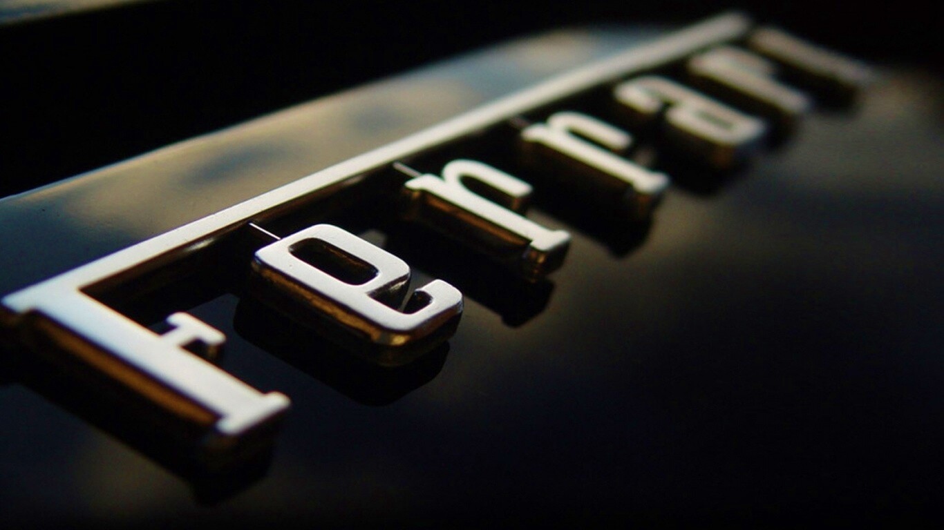 Хромированный логотип Ferrari обои