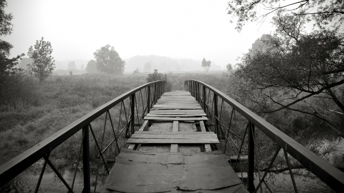 Старый мост на черно-белом фото обои