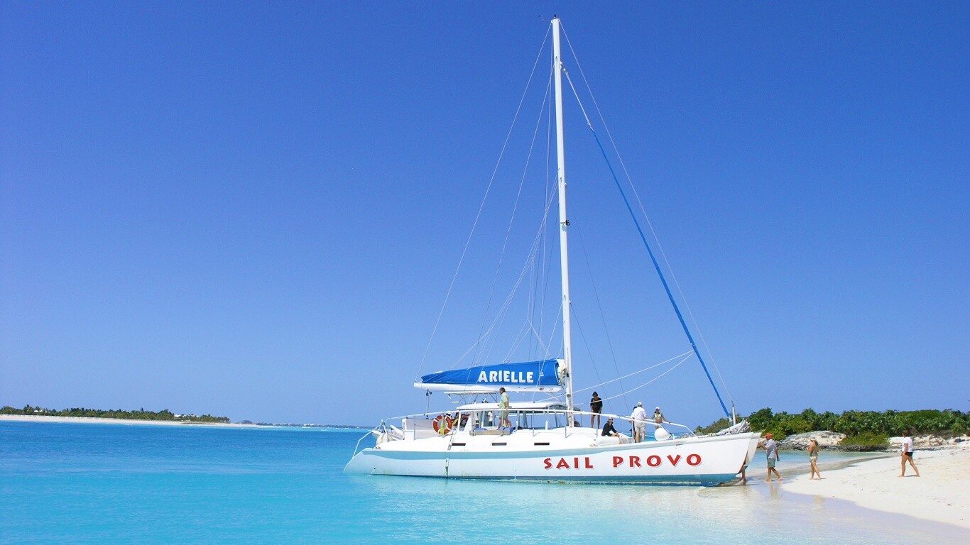 Яхта в голубой лагуне обои