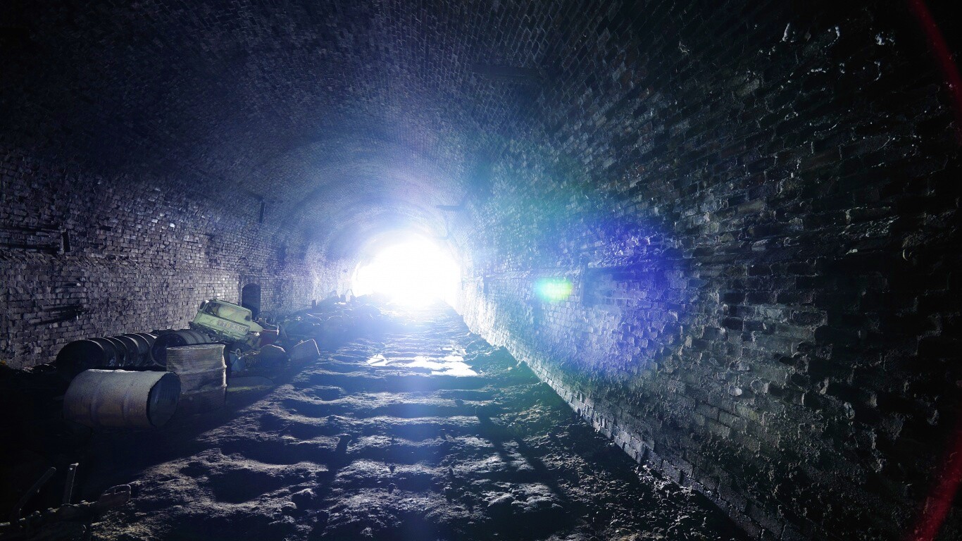 Захламленный тоннель обои