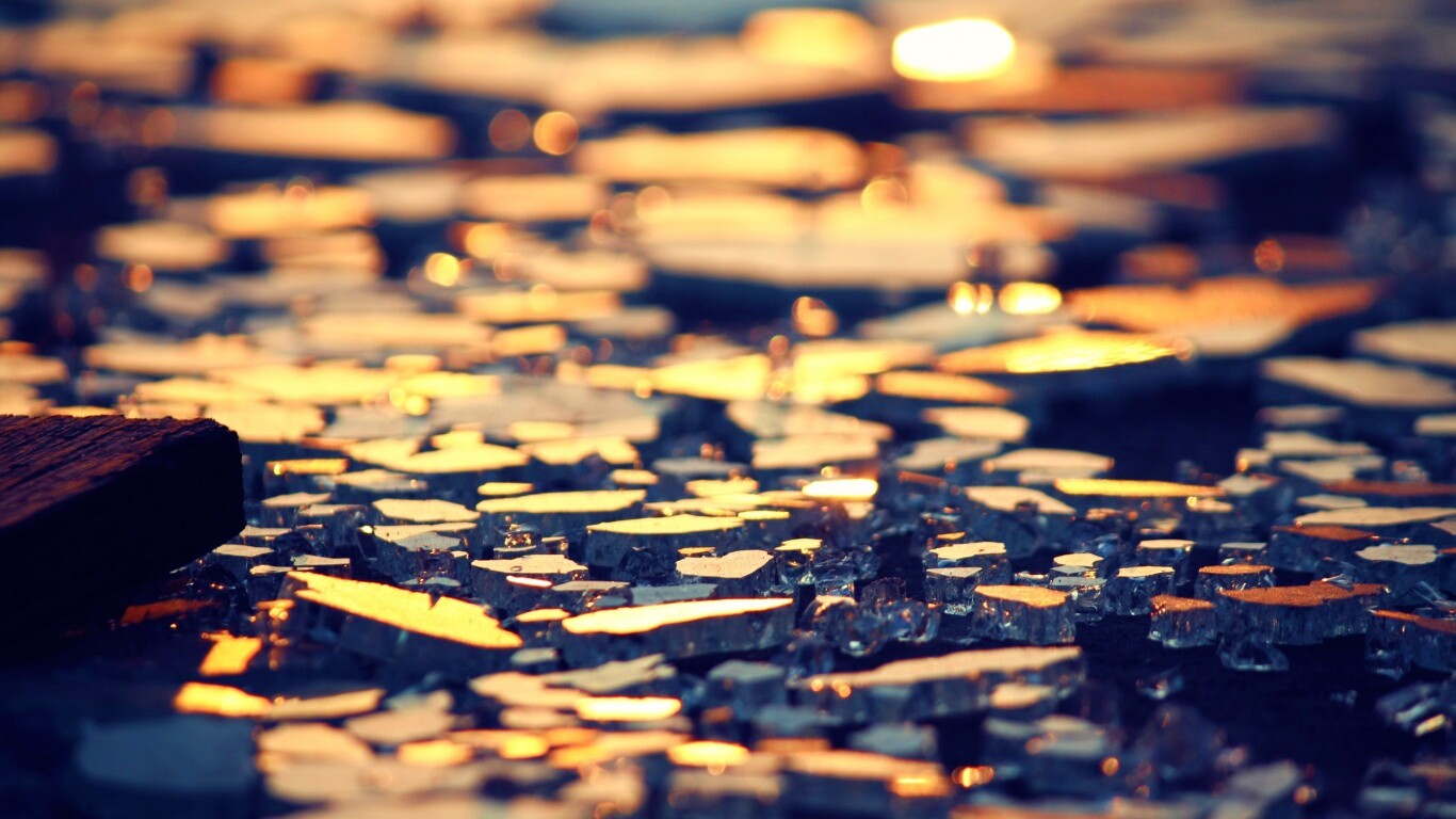 Битое стекло в лучах солнца обои