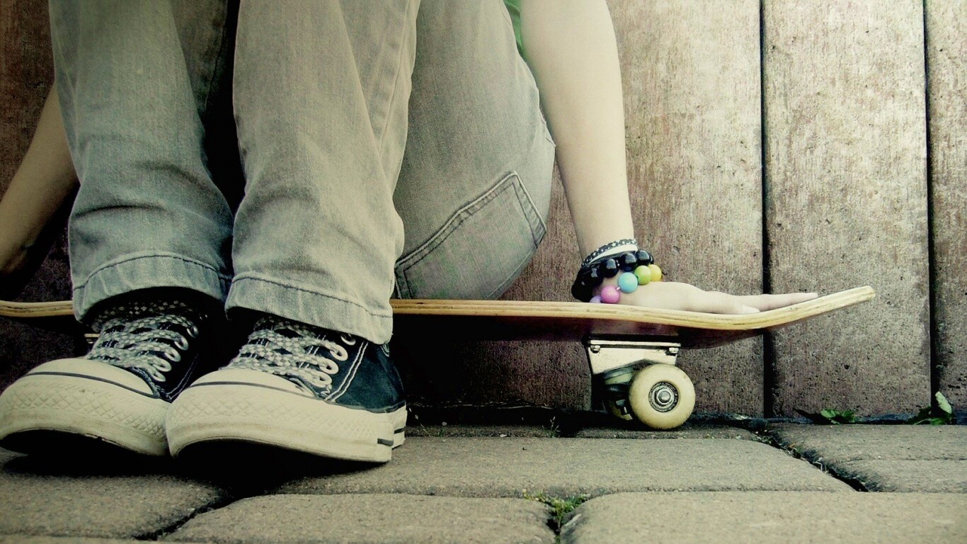 Девушка сидящая на скейте обои