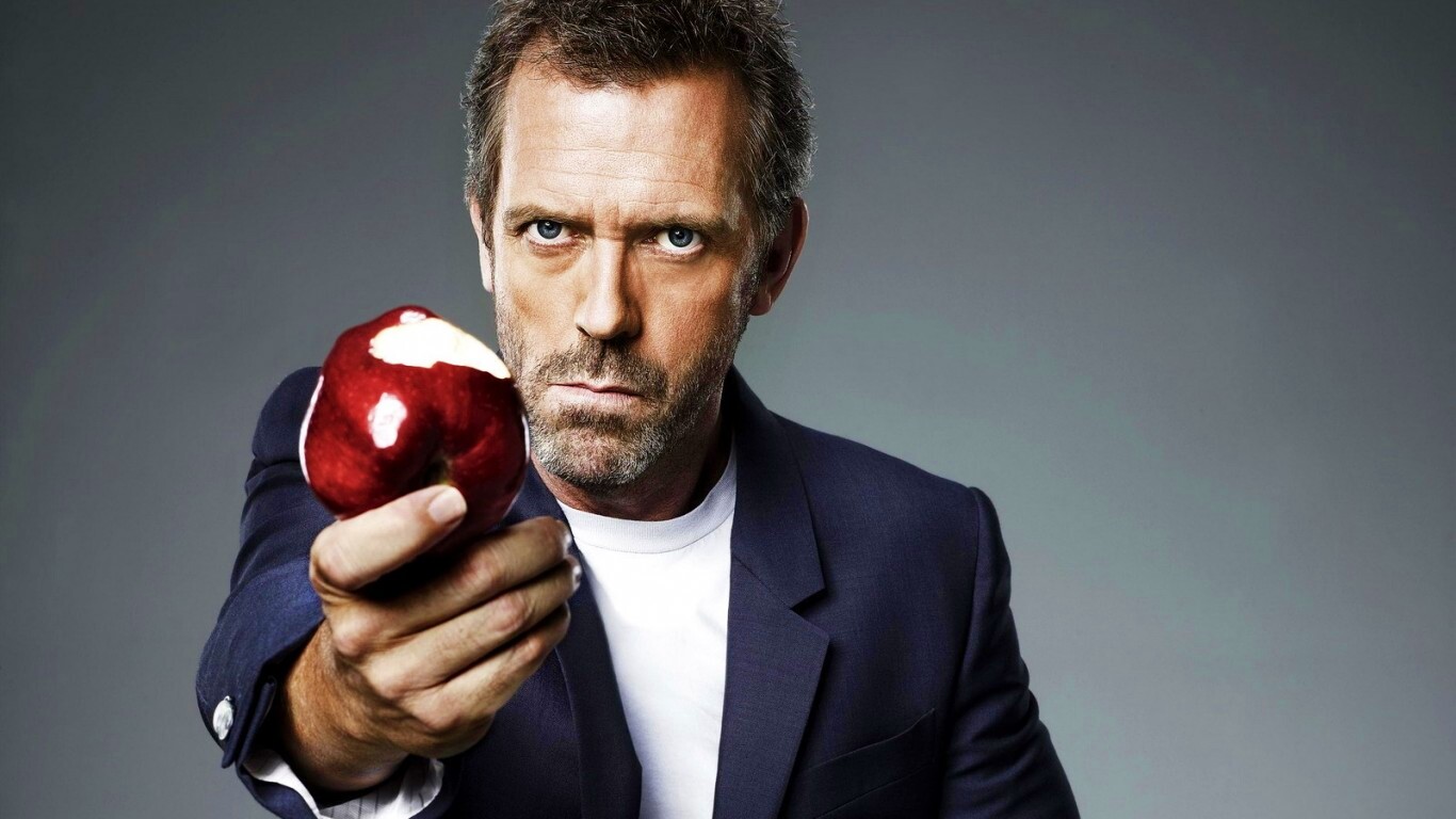 Доктор Хаус с яблоком в руке обои