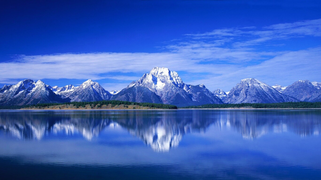 Вид на горы за озером обои