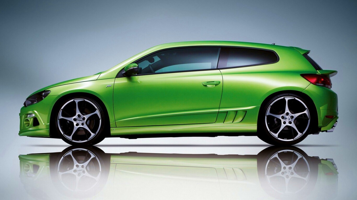 Зелёный трёхдверный хэтчбек обои