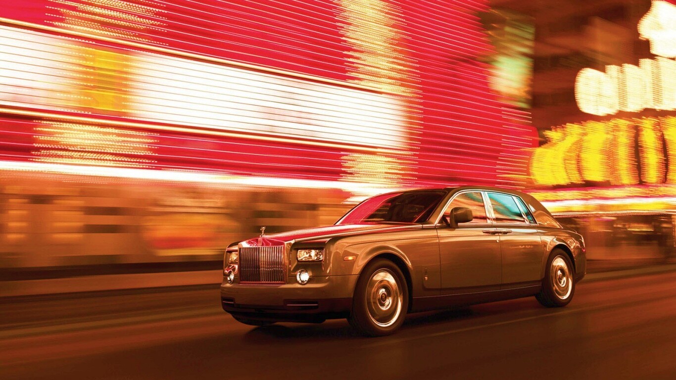 Rolls-Royce Phantom едет через город обои