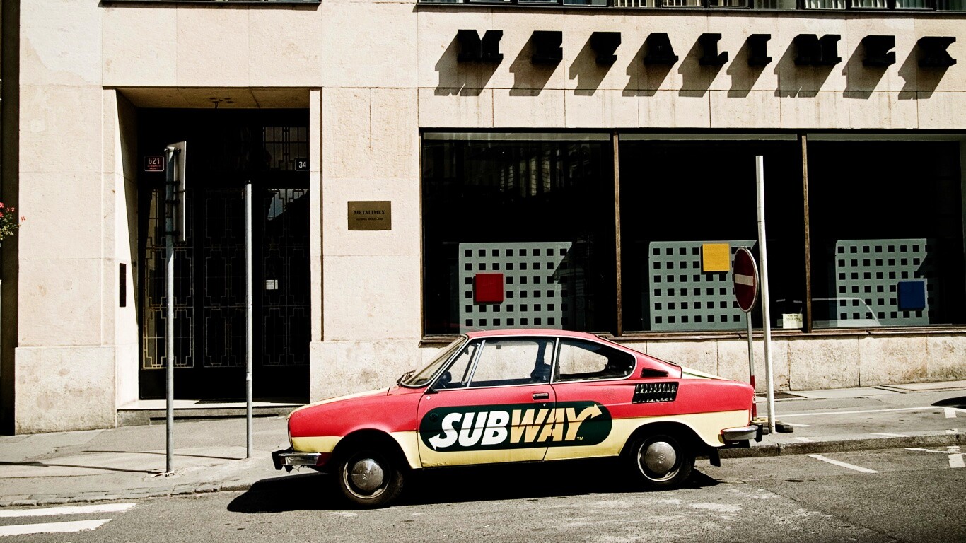 Реклама Subway на машине в Праге обои