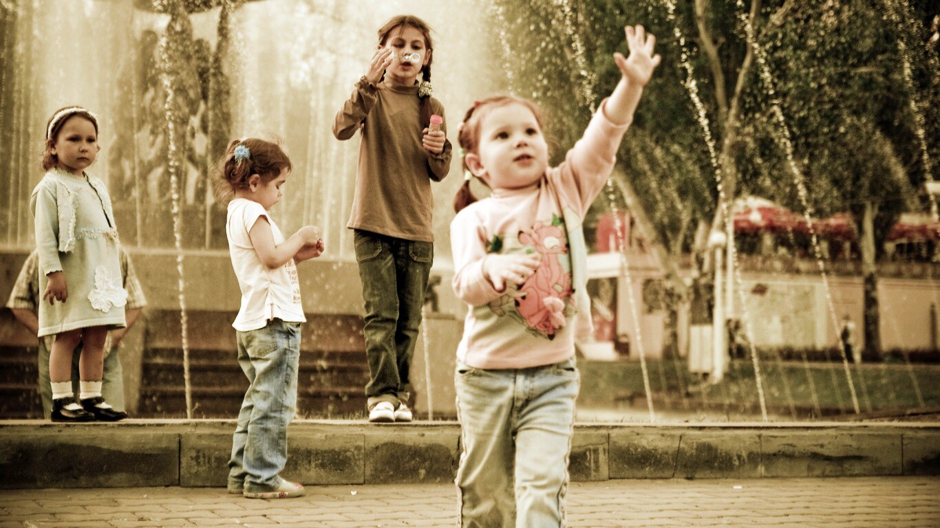Дети у фонтана обои