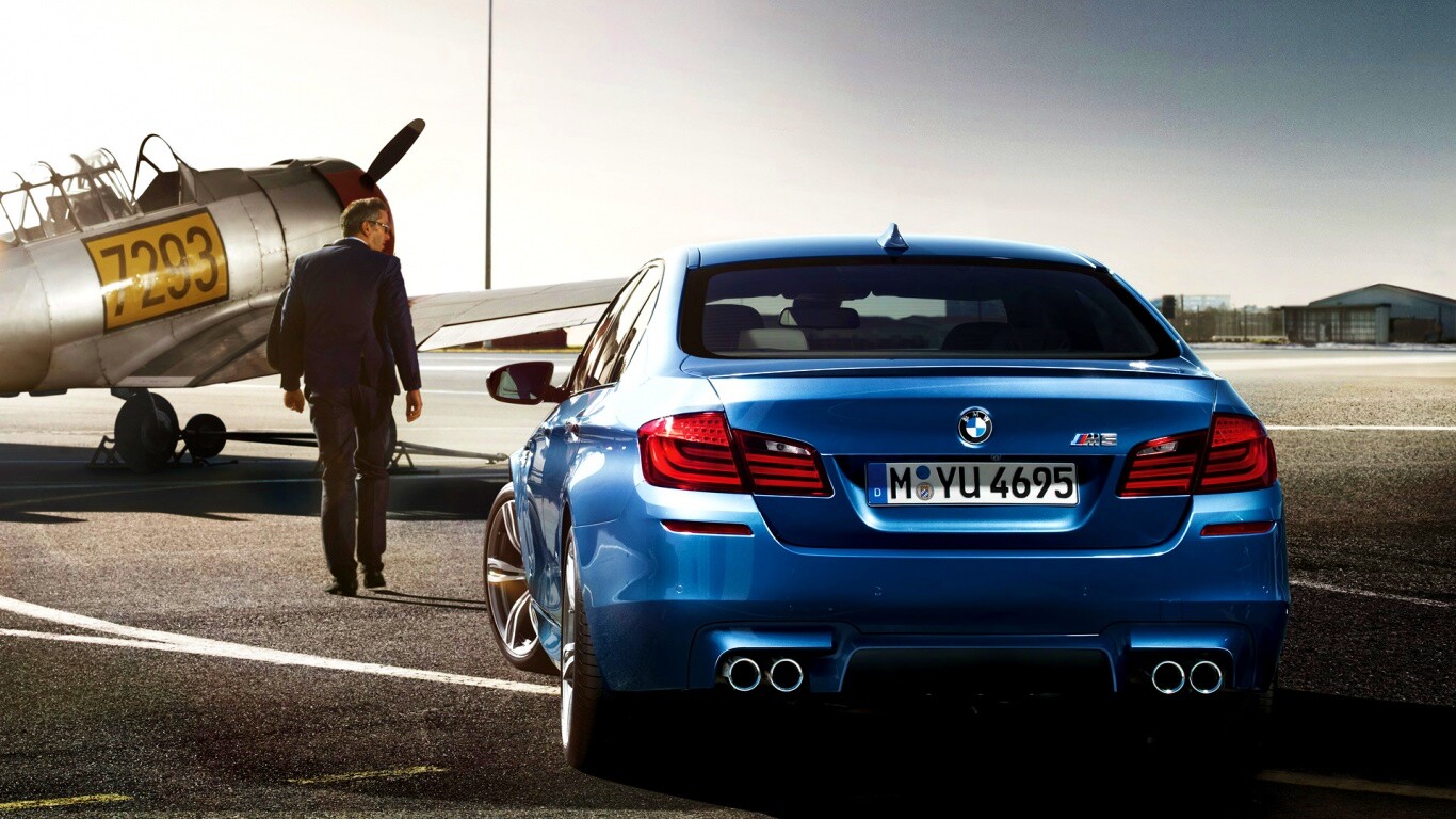 BMW F10 M5 на аэродроме обои
