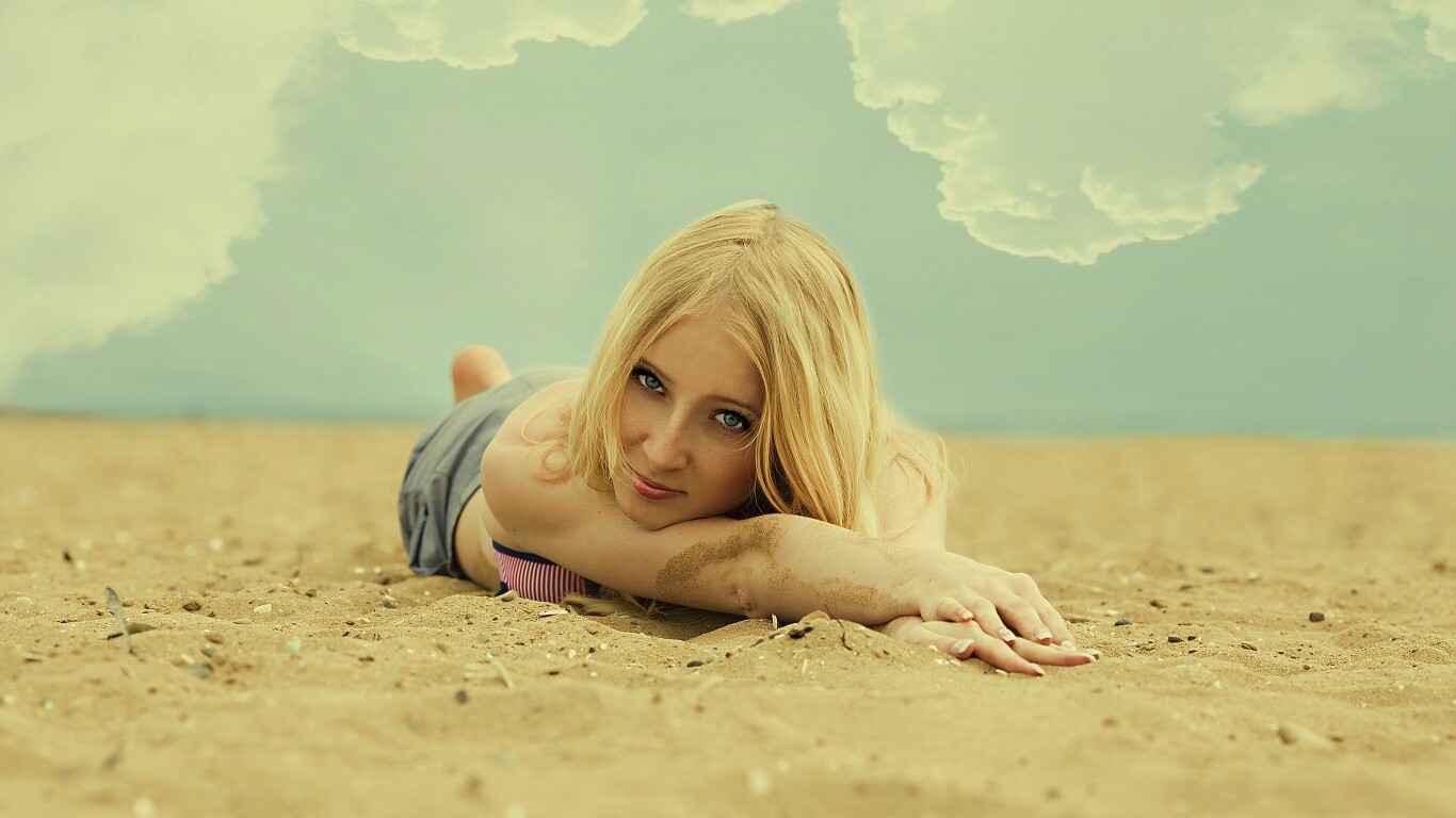 Девушка на песке обои