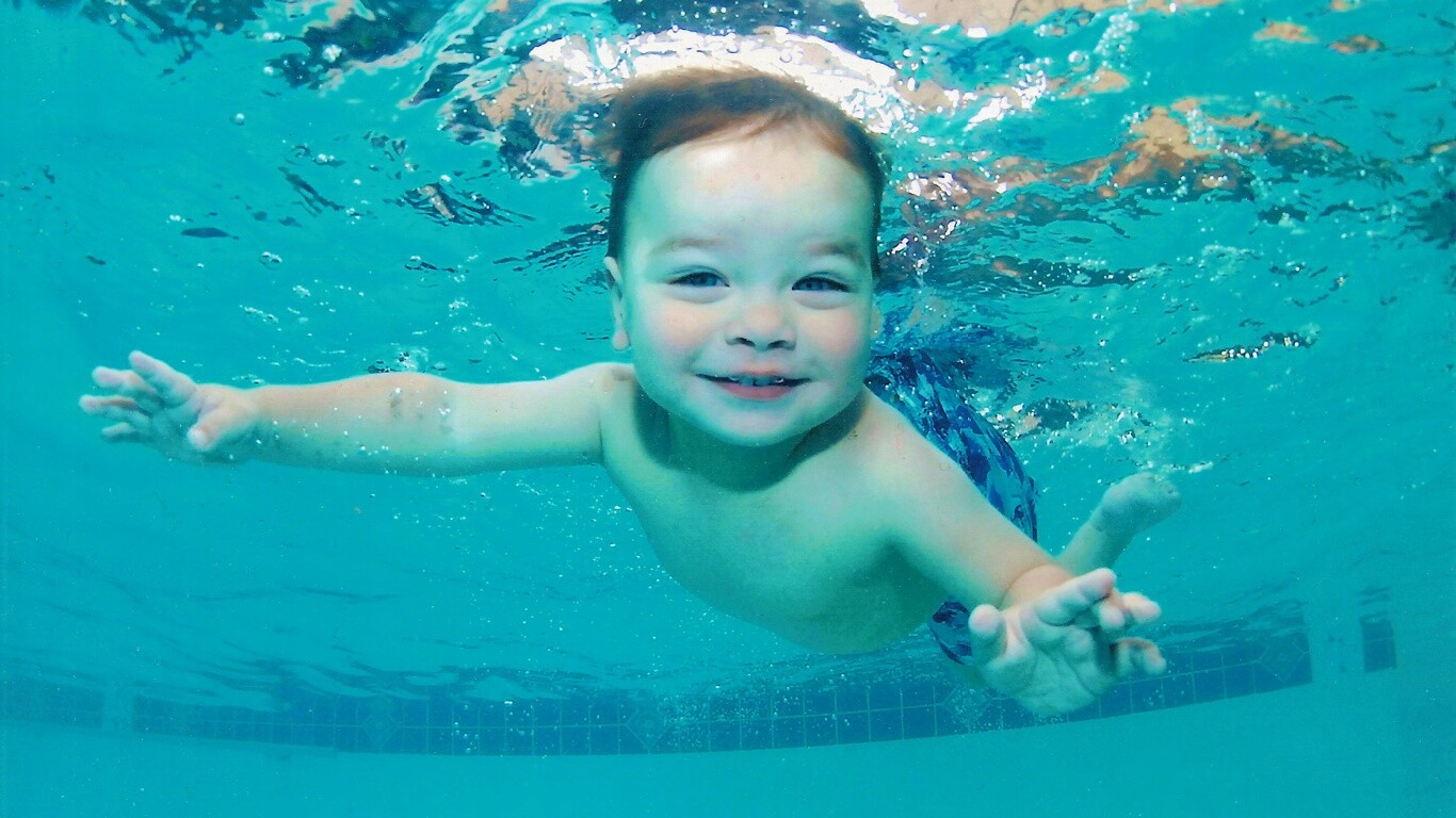 Маленький пловец обои