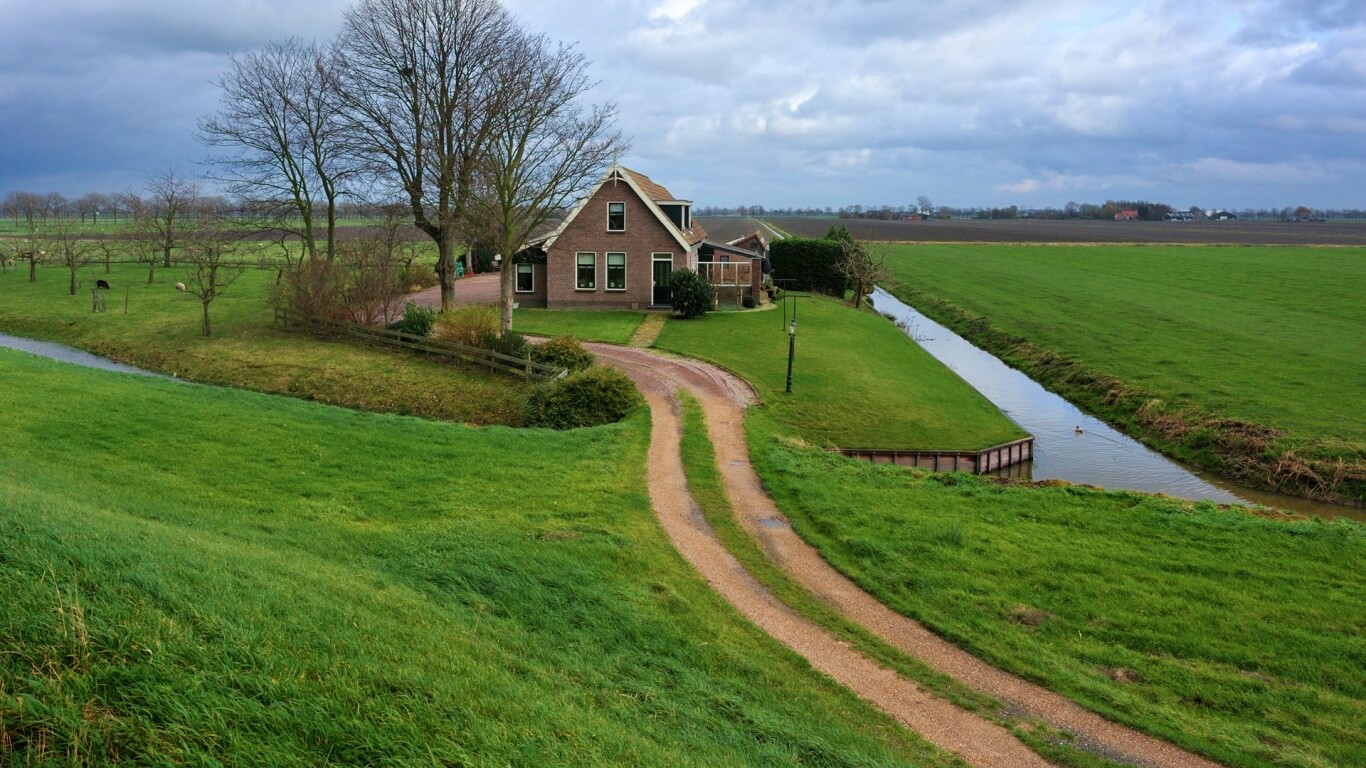 Дом в поле обои