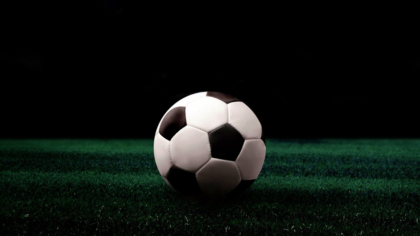 Футбольный мяч на темном поле обои