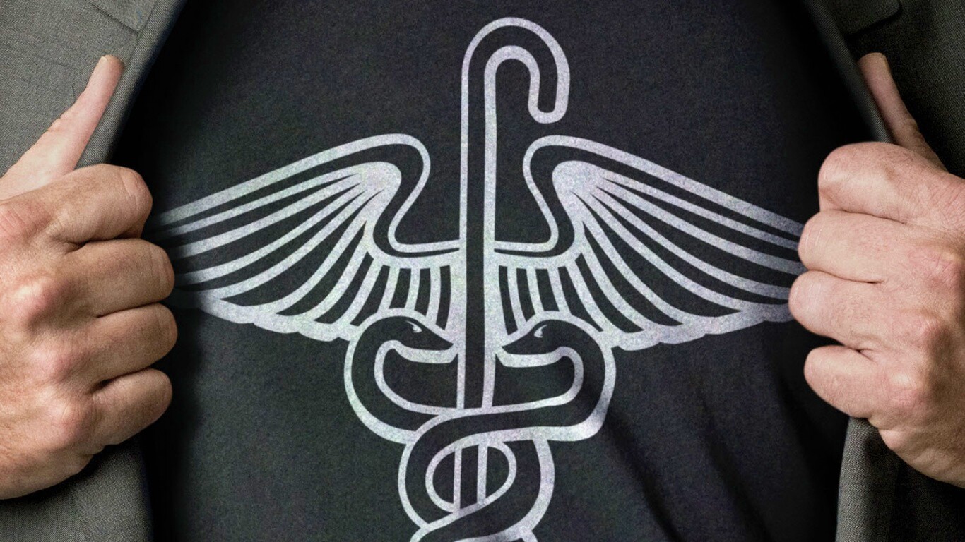 Футболка со змеями и тростью обои