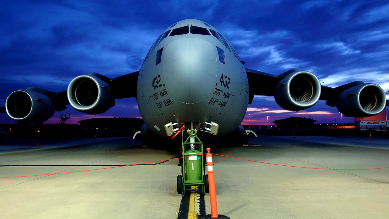 Самолет на взлетной полосе обои