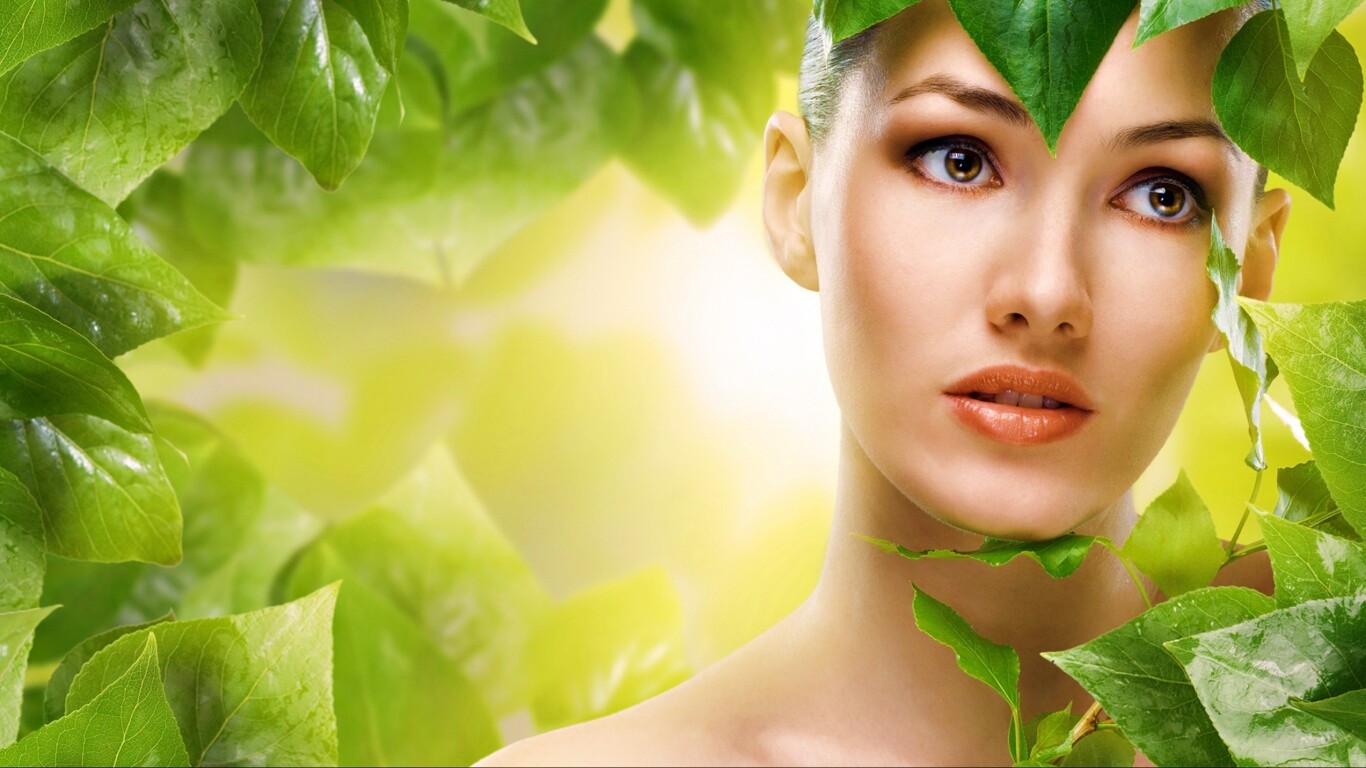 Девушка с зелеными листьями обои