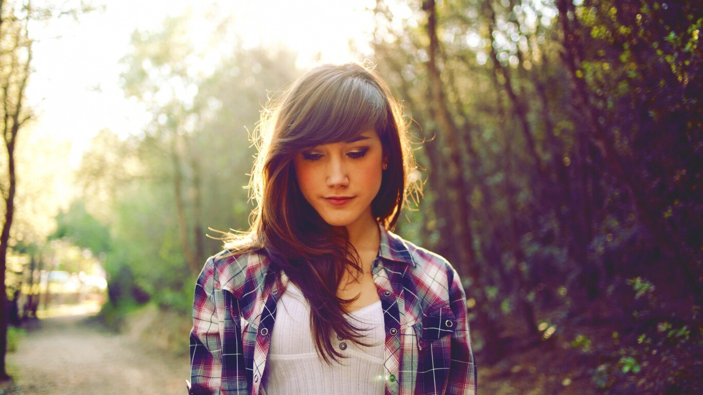 Девушка в парке обои