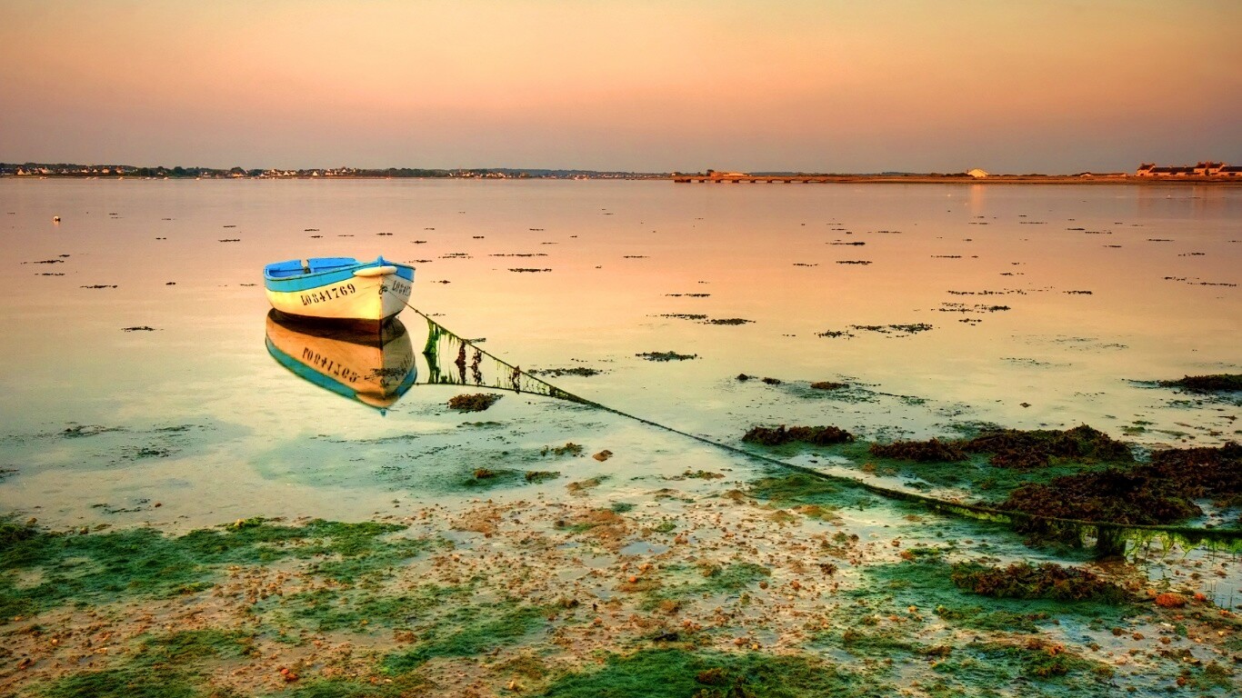 Лодка на илистом берегу обои