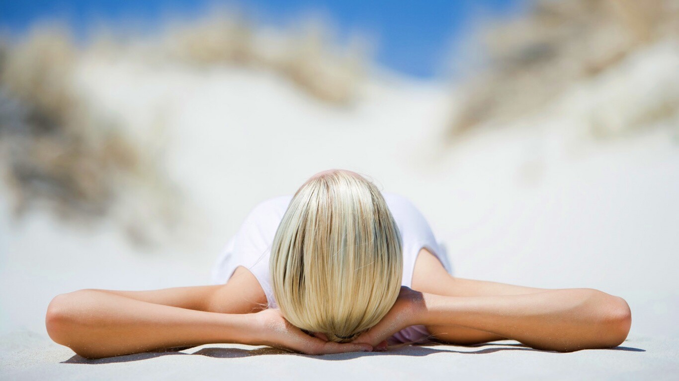 Девушка на солнце обои