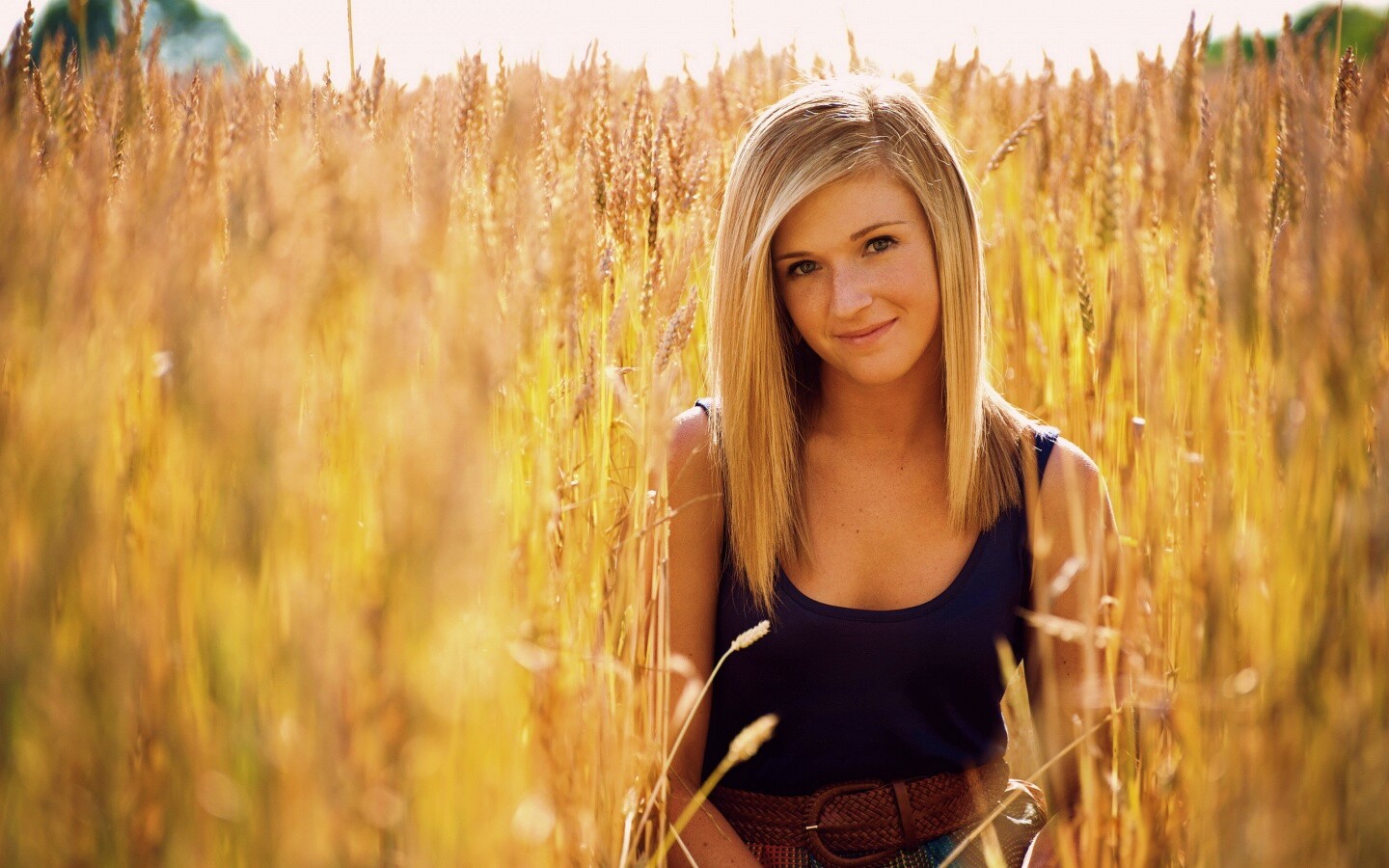 Девушка во ржи обои