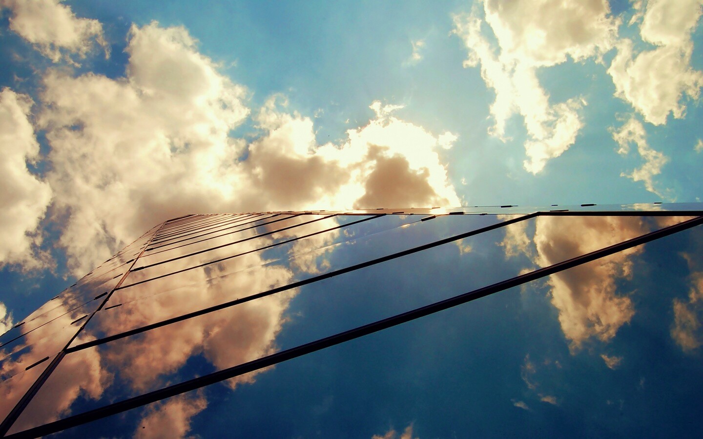 Стеклянный небоскреб уходящий в небо обои