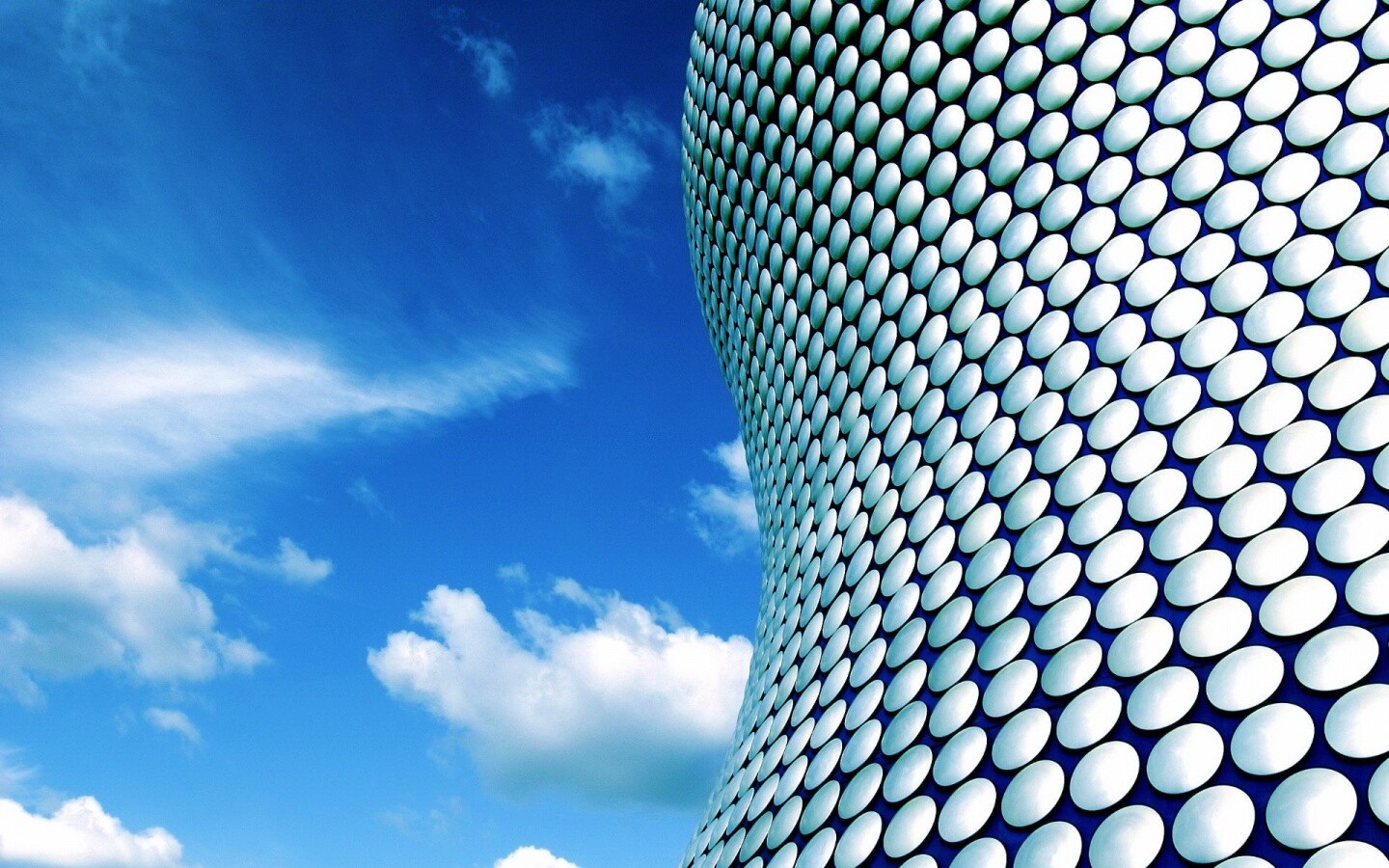 Стена из белых кругов обои