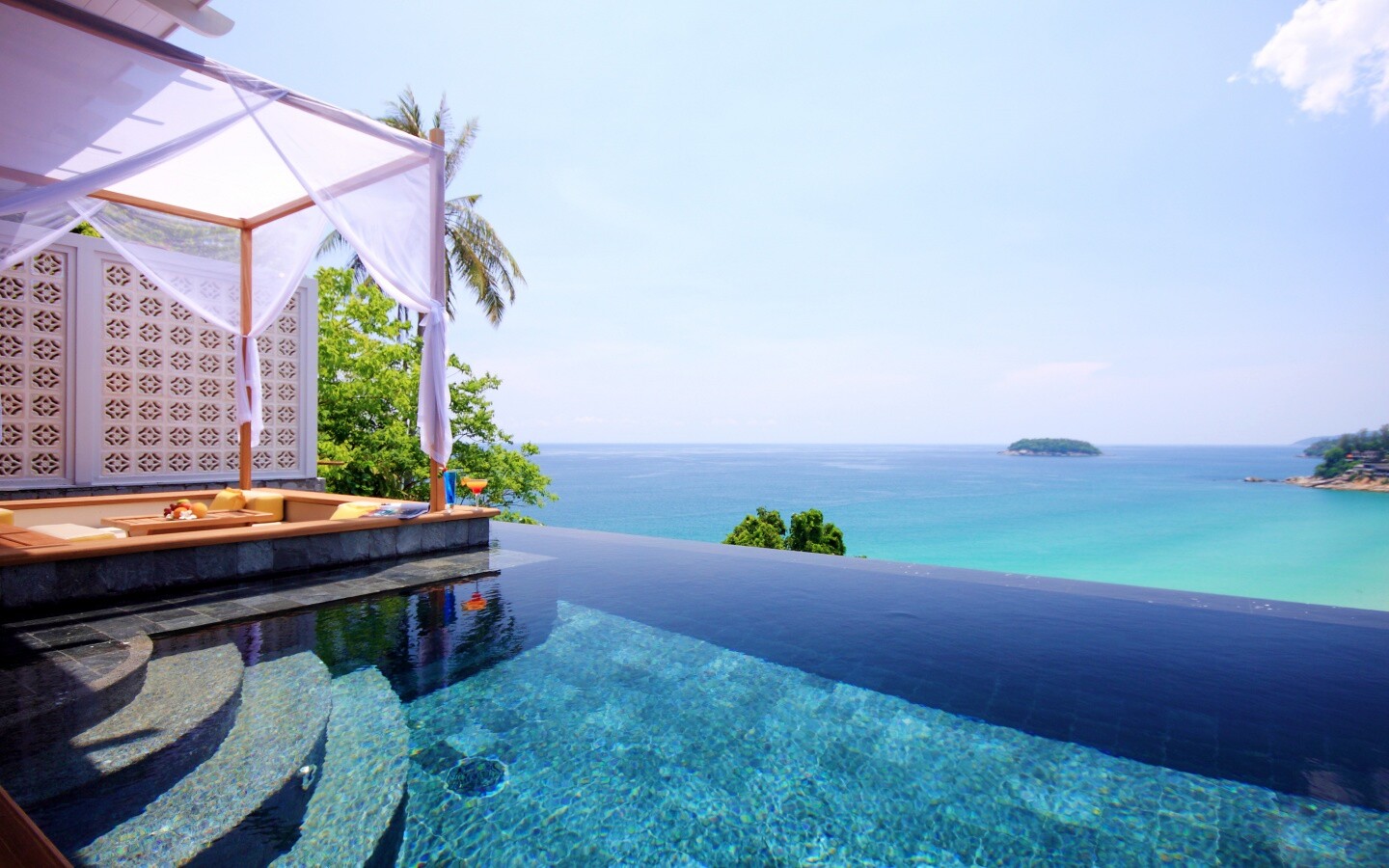 Бассейн на берегу моря обои