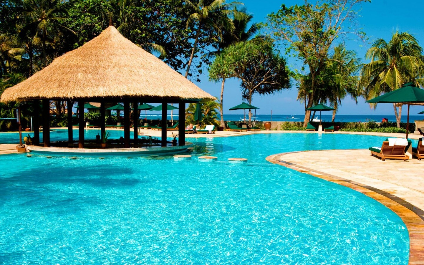 Бассейн отеля обои