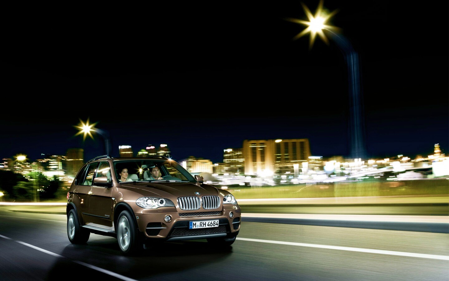 Пара в BMW X5 обои