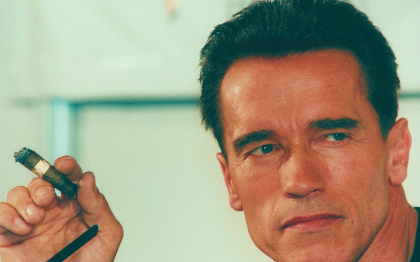 Арнольд Шварцнеггер с сигарой обои