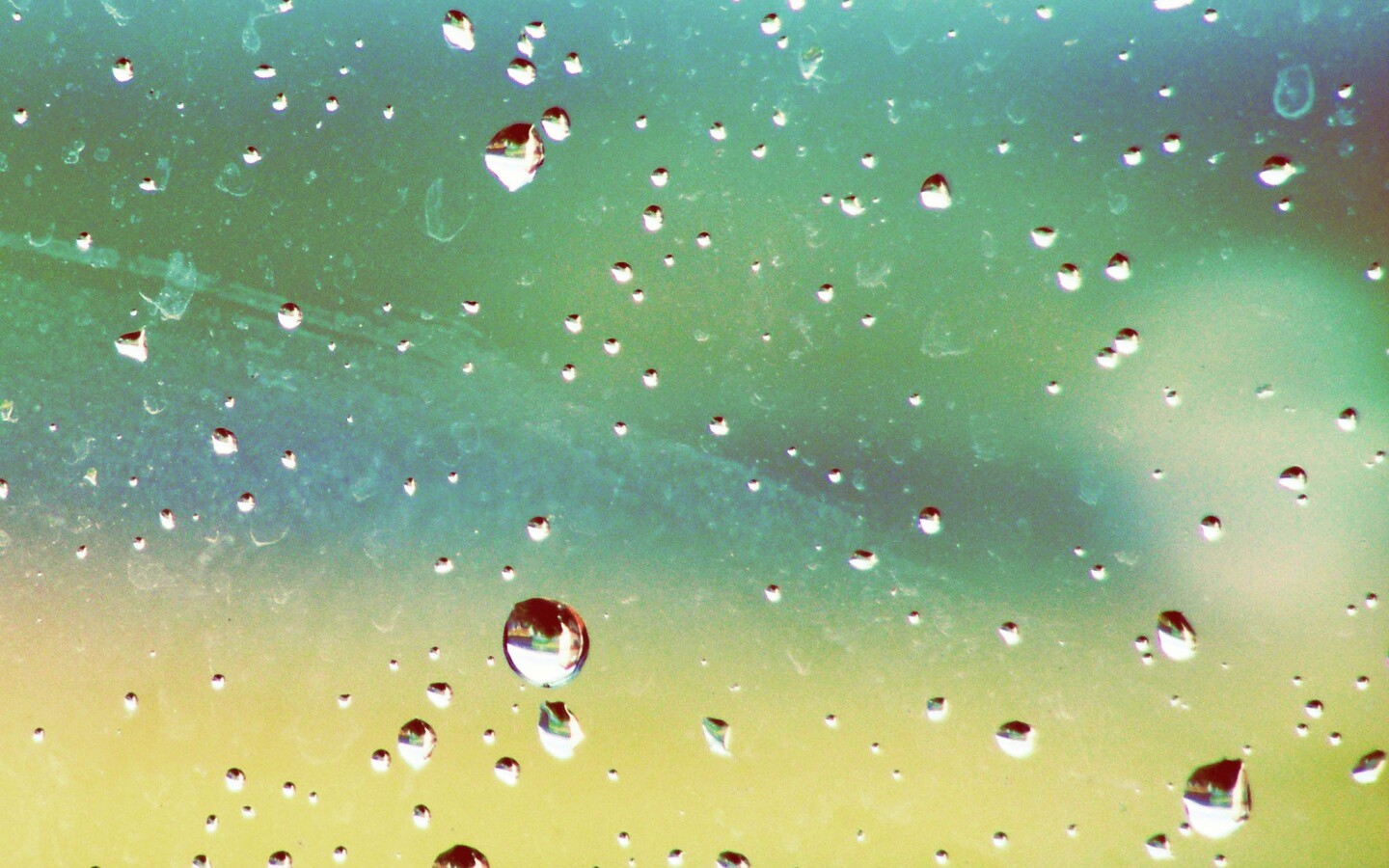 Капли на грязном стекле обои