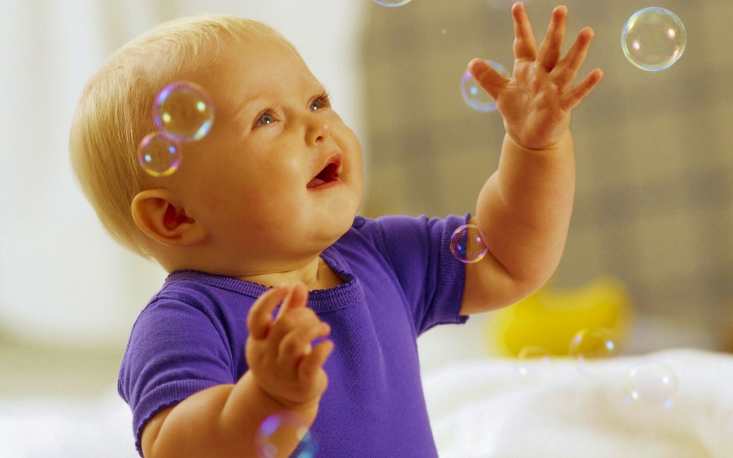 Игра с мыльными пузырями обои