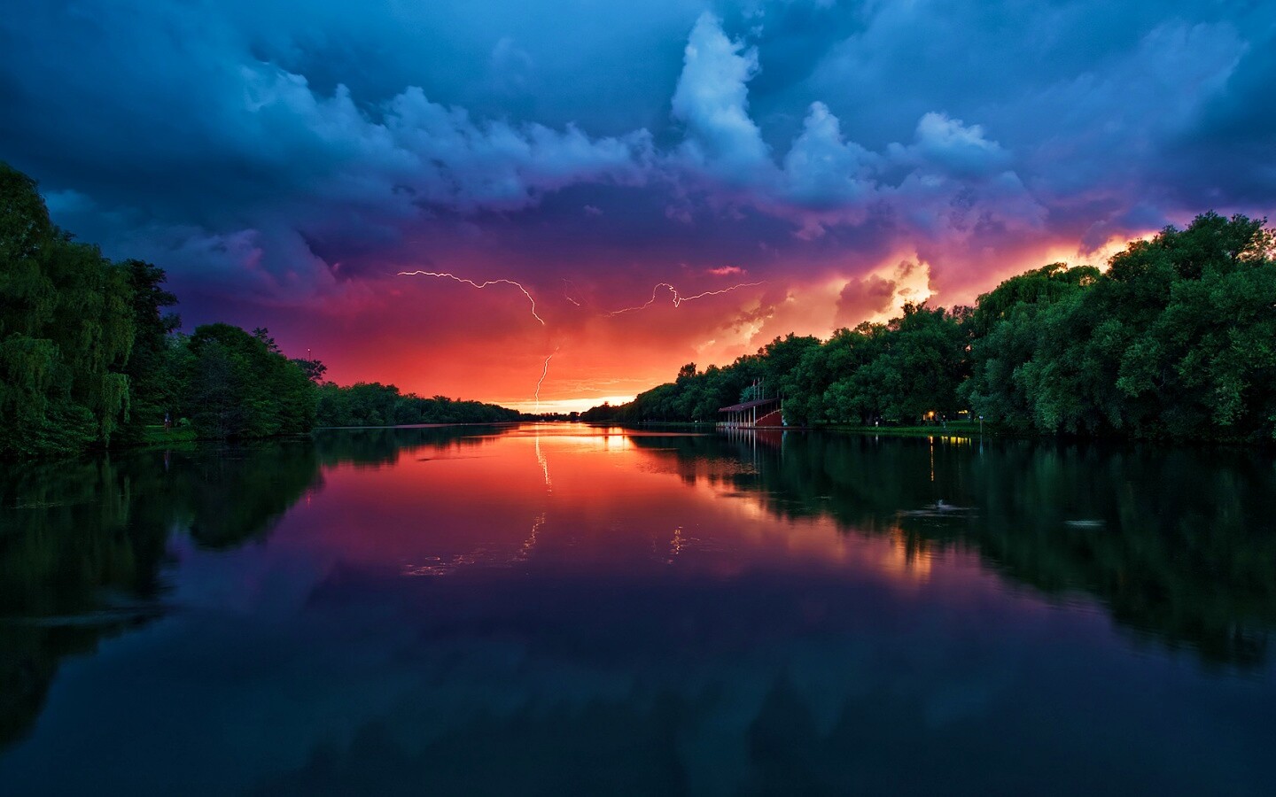 Молнии на фоне заката, стандартные обои mac обои