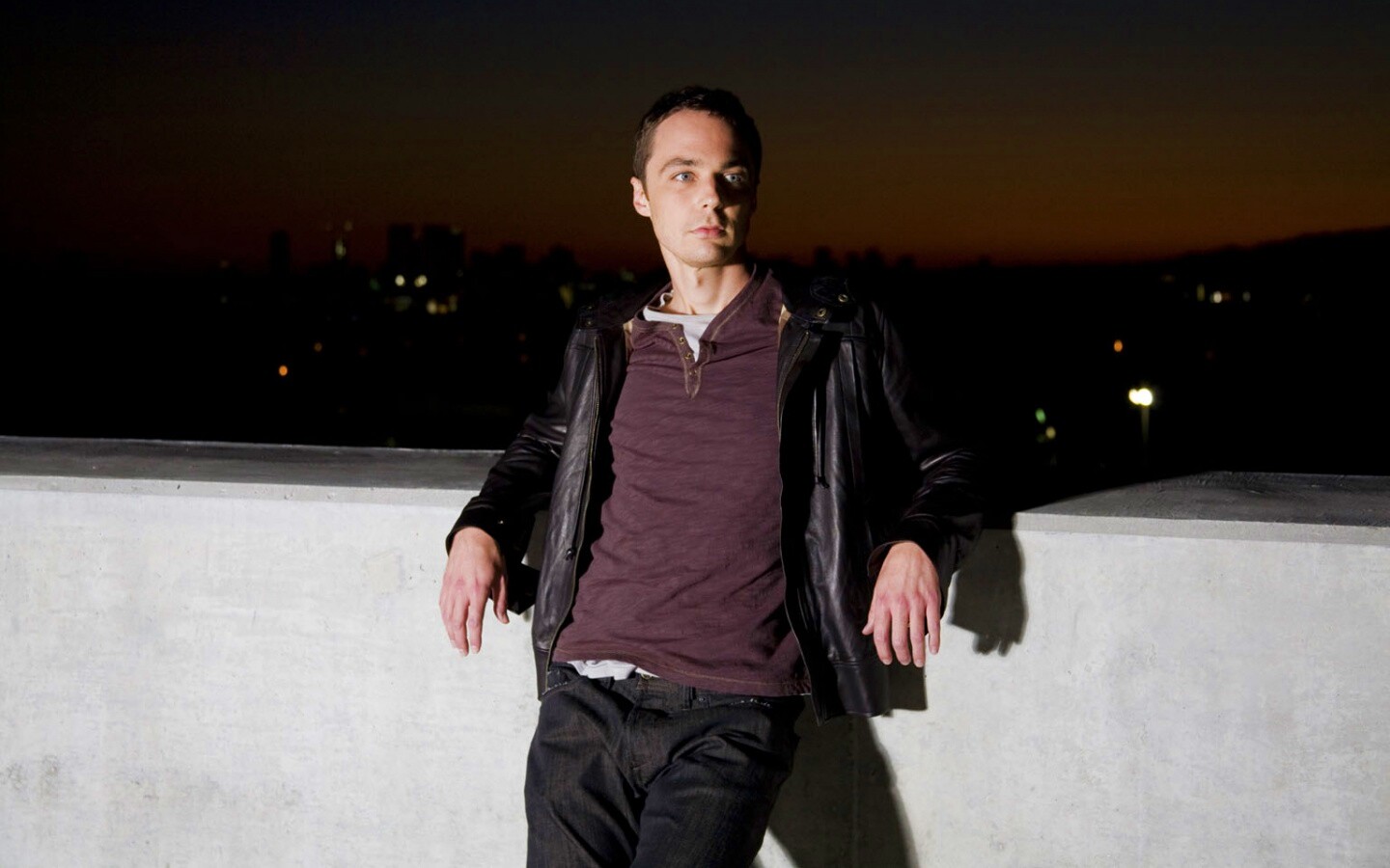 Джим Парсонс на балконе обои