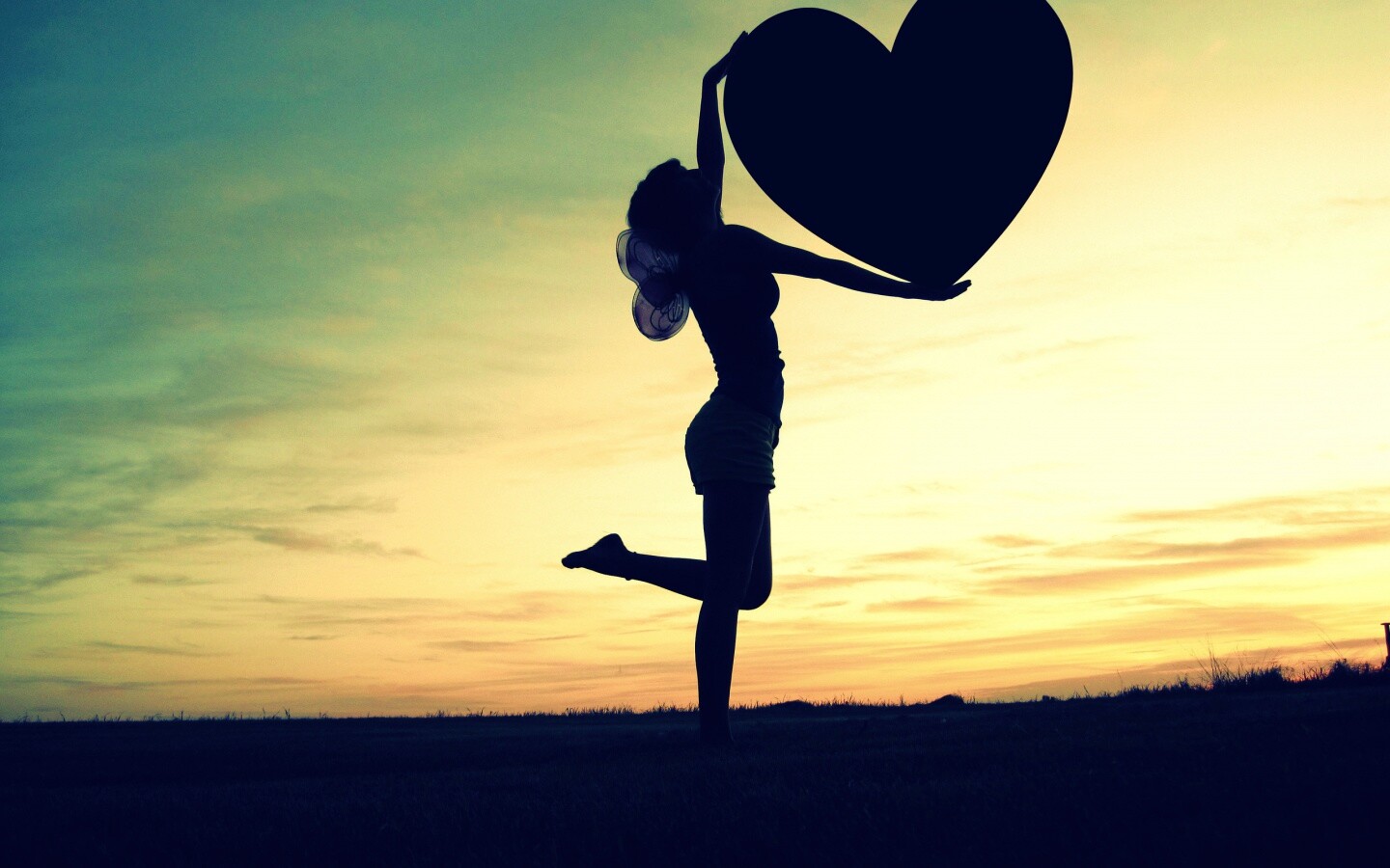 С сердцем в руках обои