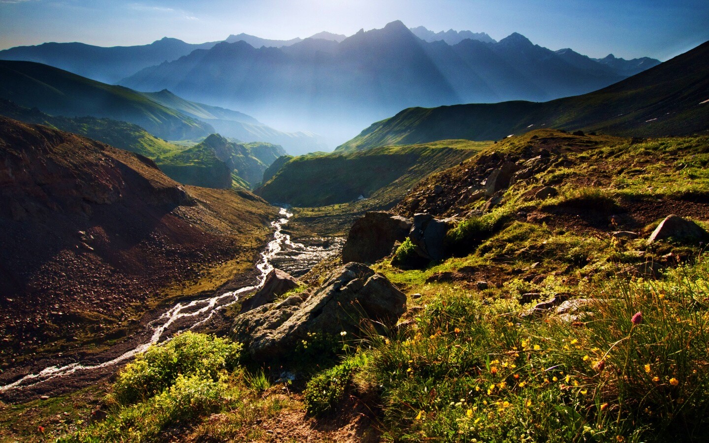 Горы и ручей обои