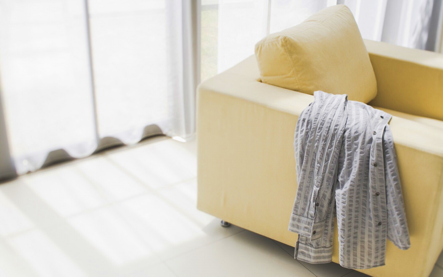 Рубашка на кресле обои