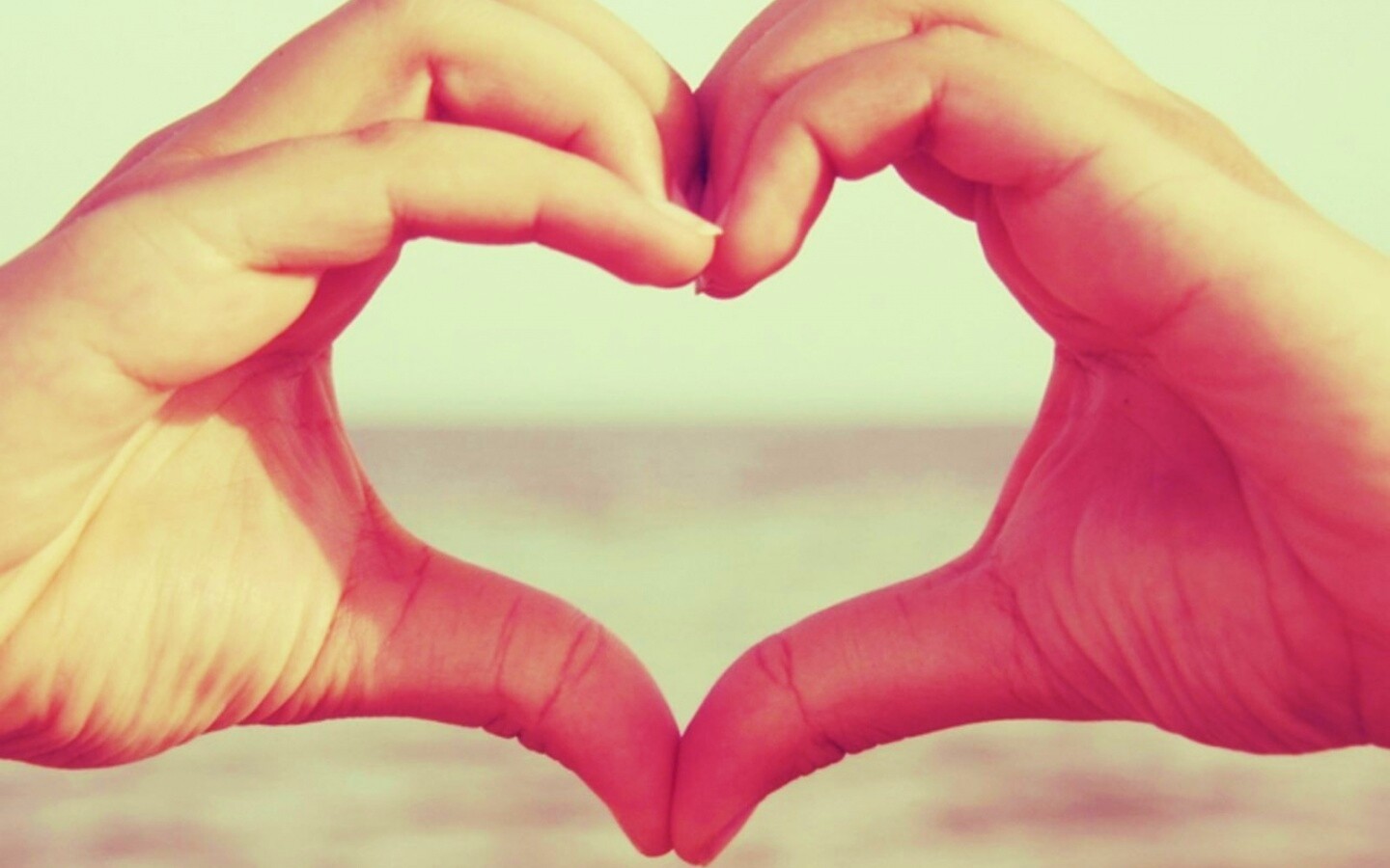 Руки сложенные сердечком обои