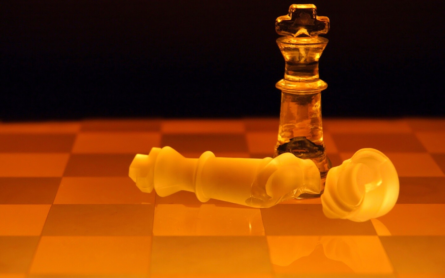 Две шахматных фигуры обои