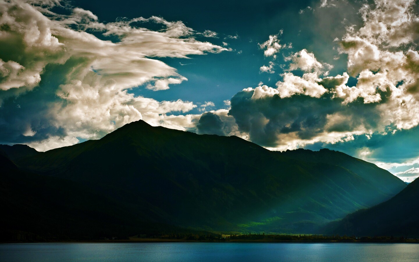 Свет на склонах гор обои