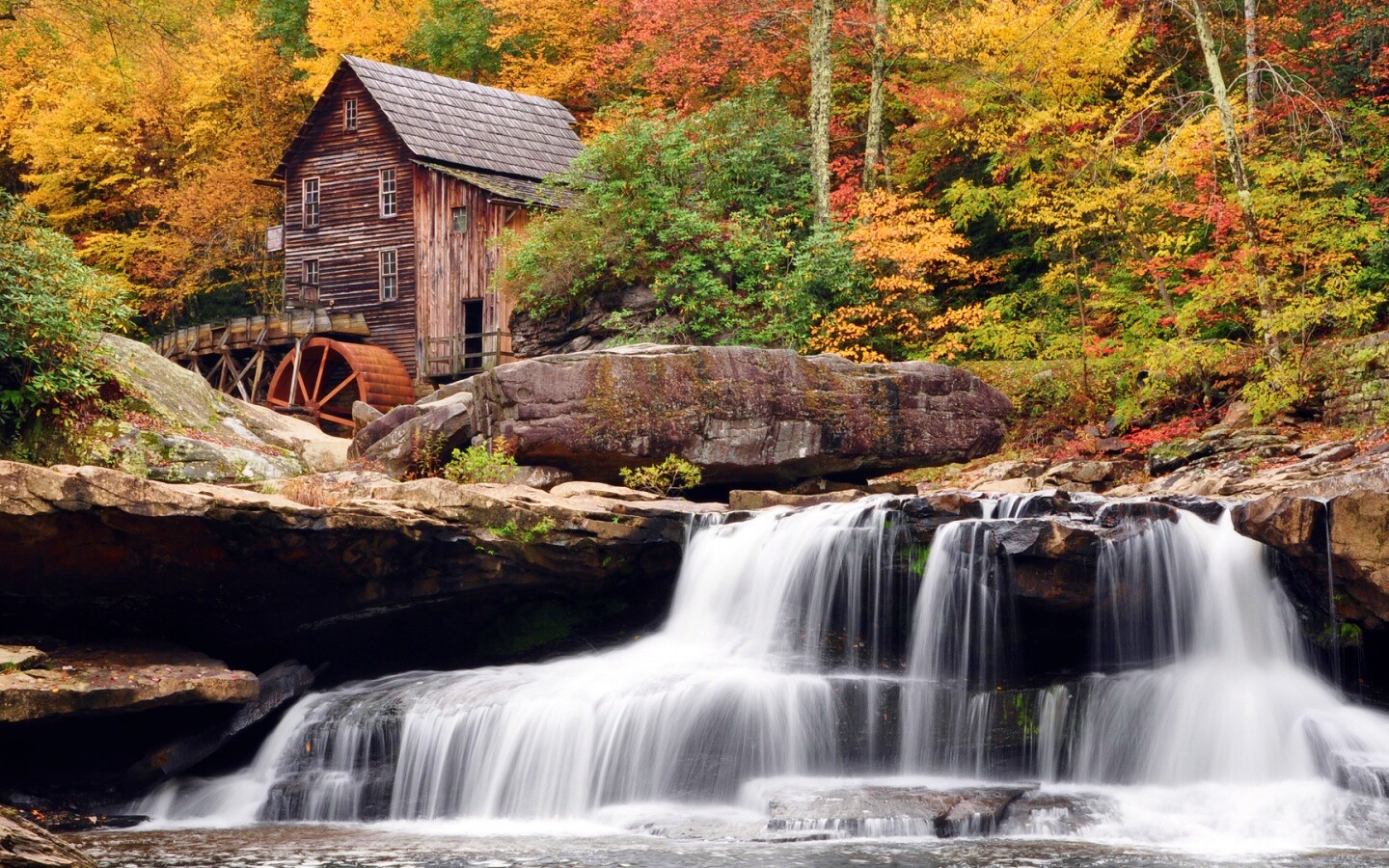 Дом, водяное колесо и водопад обои