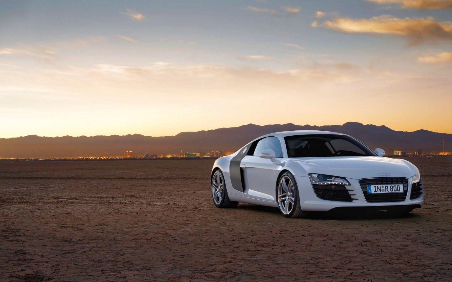 Белоснежная Ауди Р8 в пустыне обои