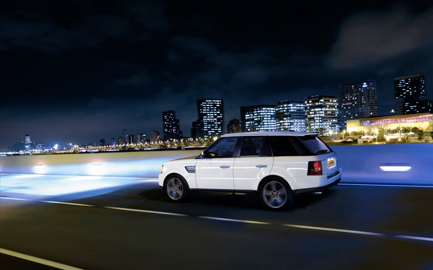 Рендж ровер на трассе обои