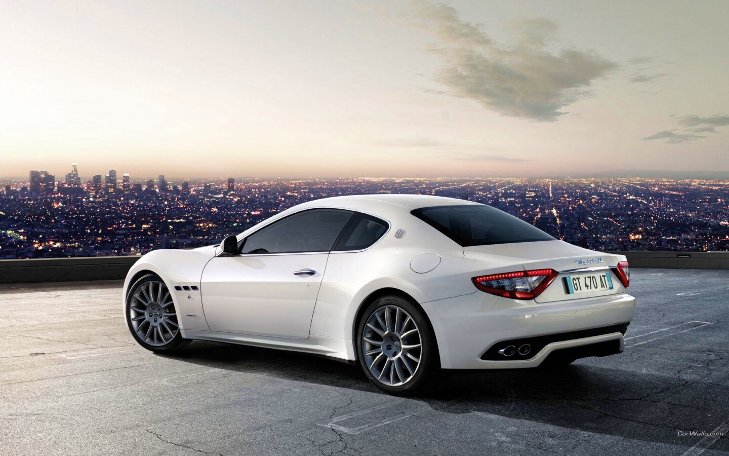 Maserati Granturismo на фоне города обои