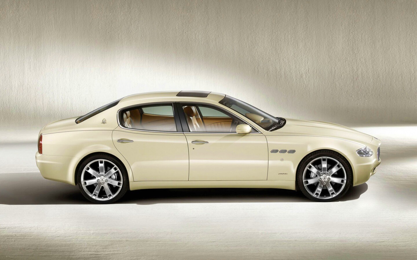 Maserati Quattroporte сбоку обои