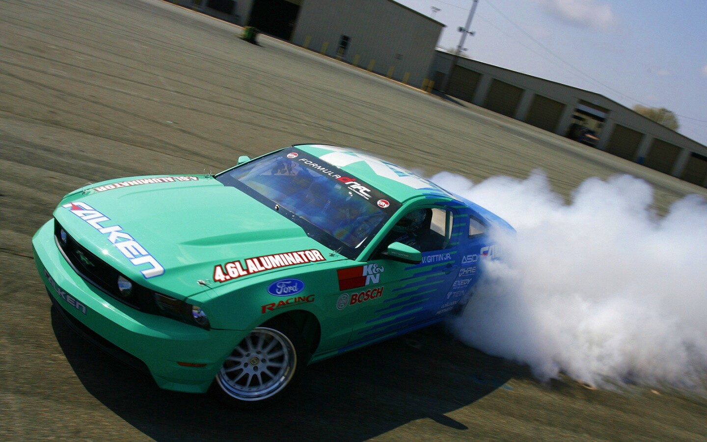 Мустанг дрифтует обои