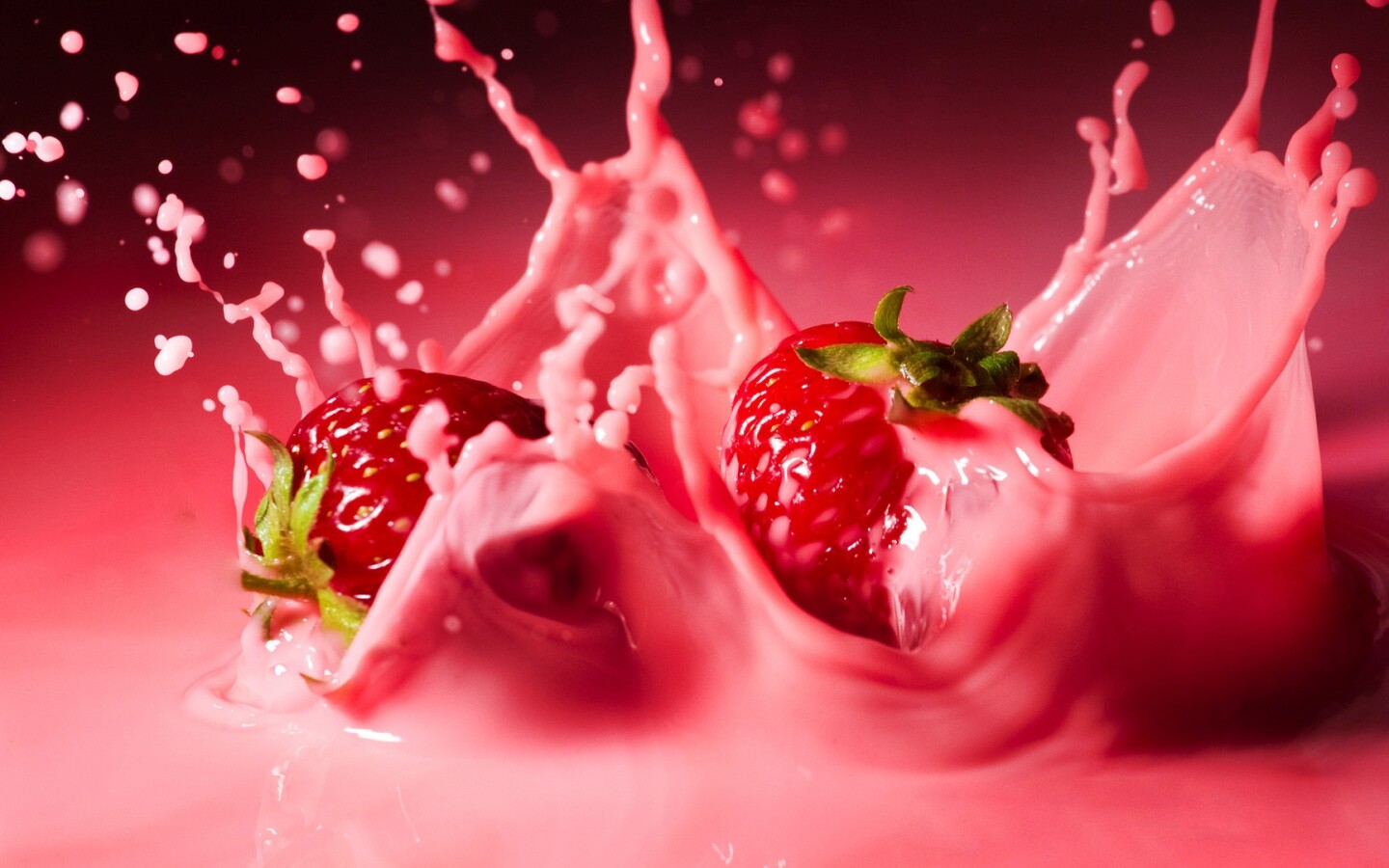 Сочная клубника с молоком обои